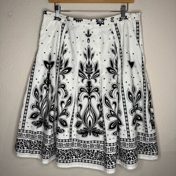 Talbots Dresses & Skirts - Talbots Paisley Print Skirt A-line Beaded Pleated White & Black Women’s Size 14
